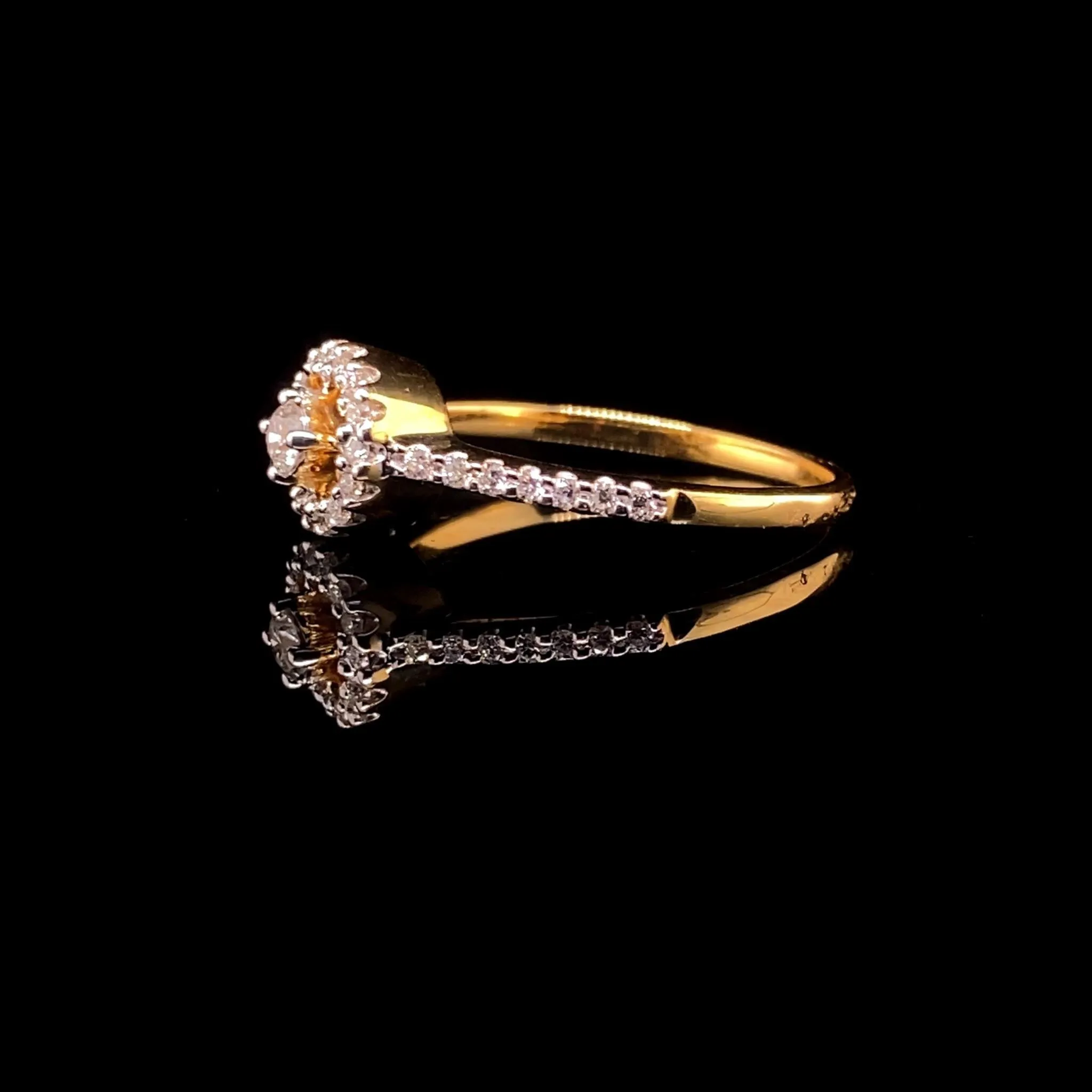 #LVNA2024 | Golden Round Brilliant Diamond Ring 18kt