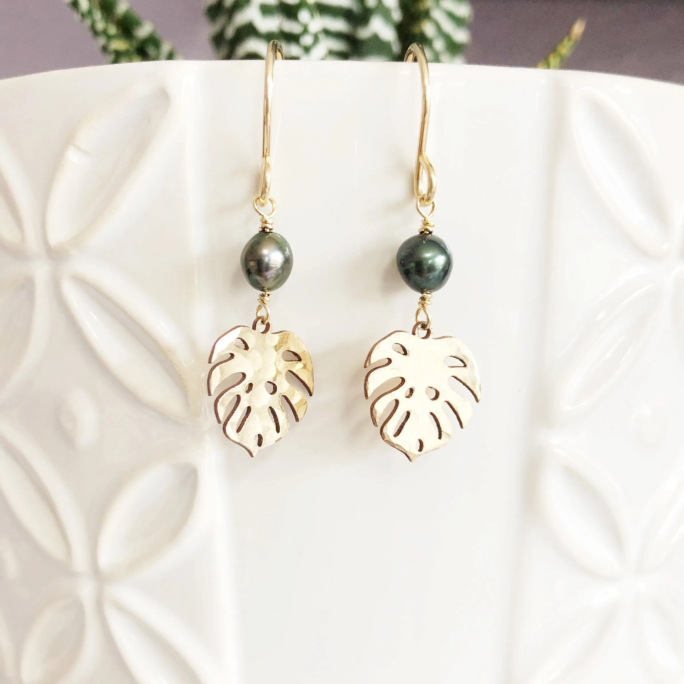 Petite monstera dangle/ Keshi tahitian pearls (E511)